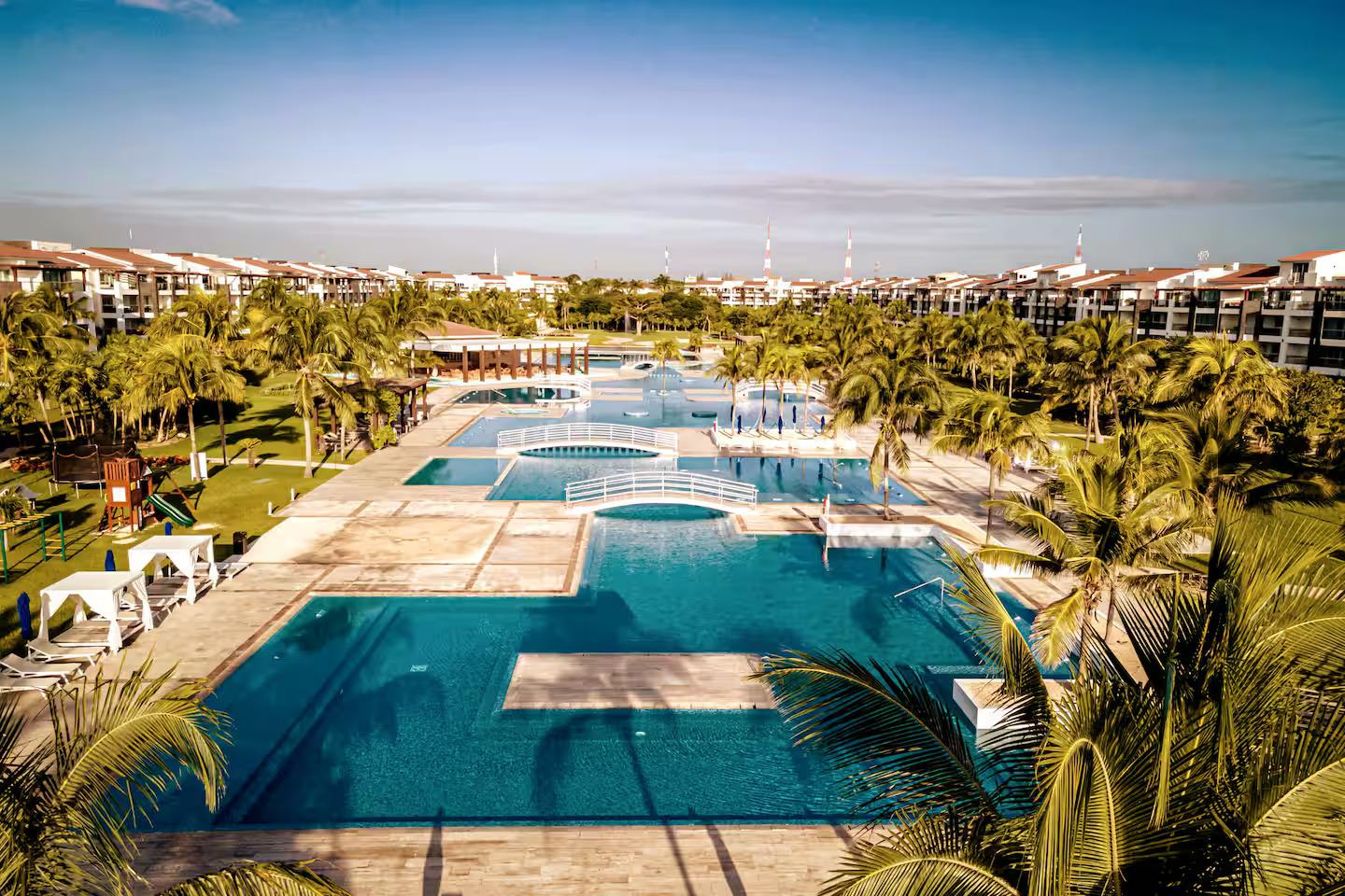 The Mareazul pool and the Punto Azul restaurant